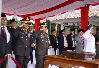 Danrem 071 Wijayakusuma Kolonel Czi Mohammad Andhy Kusuma saat upacara bendera HUT Kemerdekaan RI ke 78 di alun-alun Purwokerto, Kamis (17/8)