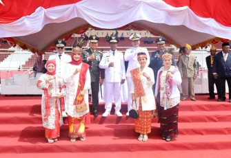 Danlantamal XI Brigjen TNI (Mar) Gatot Mardiyono foto bersama usai upacara HUT Kemerdekaan RI ke 78, Kamis (17/8)