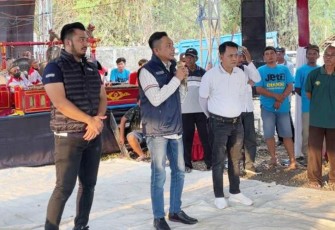 Wakil Bupati Blitar Rahmat Santoso Didampingi Bacaleg DPRD Jawa Timur dari PAN Nadhima Fitrangga untuk Dapil Bojonegoro-Tuban Saat Hadiri Acara Kesenian Tayub di Bojonegoro (Foto : team SoMat)