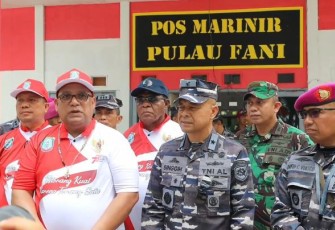 Kepala Staf Koarmada III Laksamana Pertama TNI Singgih Sugiarto saat mendampingi PJ Gubernur Papua Barat Daya Muhammad Musa'ad kunjungi pulau Fani, Senin (21/8)