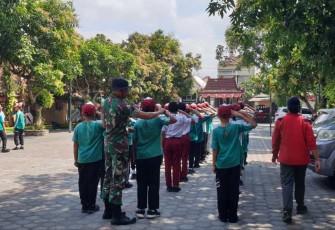 Latih siswa Peraturan Baris Berbaris wilayah desa binaan 