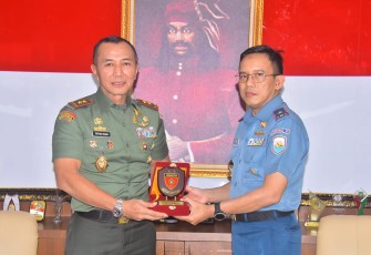 Pangdam XIV Hasanuddin Mayjen TNI Dr Totok Imam Santoso saat menerima cenderamata Danlantamal VI Makassar, Selasa (22/8)