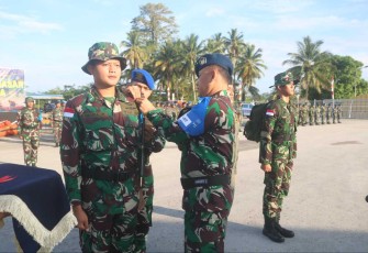 Danlanud Manuhua Marsma TNI Yostariza saat pemasangan pita peserta latihan survival dasar, Rabu (23/8)