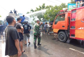 Sertu Joko sigap bantu amankan lokasi dan padamkan kebakaran rumah warga binaan, Kamis (24/8)
