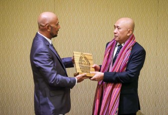 MenkopUKM Teten Masduki saat menerima cenderamata dari Secretary of State for Cooperative of Timor Leste, Arsenio Pereira da Silva di Bali, Jum'at (25/8)