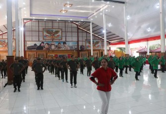 Danrem 081/DSJ Kolonel Inf H. Sugiyono olahraga bersama di Kodim 0807/Tulungagung 