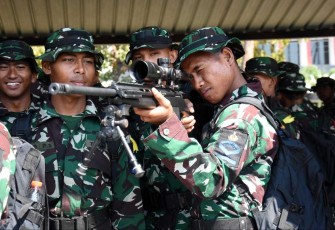 Siswa Satdik Kodiklatal Mencoba Senjata Prajurit Petarung Marinir, Surabaya, Jum'at (25/8)