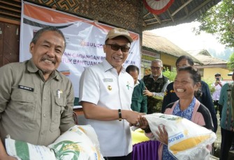 Pj Gubernur Sulbar Prof Zudan Arif Fakrulloh saat menyalurkan bantuan pangan, Sabtu (26/8)