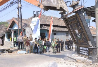 Pembongkaran tugu silat di Madiun, Selasa (29/8)