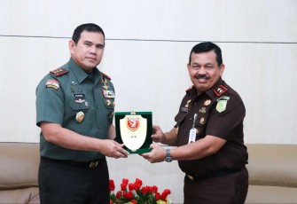 Pangdam XVI/Pattimura Mayjen TNI Syafrial saat memberikan cenderamata di Kejati Maluku, Senin (29/8)