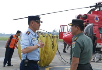 Danlanud Husein Sastranegara Kolonel Pnb Ardi Syahri bersama Dandim 0168/KB saat meninjau kesiapan helikopter penangangan kebakaran TPA, Selasa (29/8)