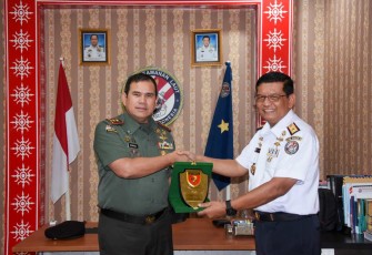 Pangdam XVI/Pattimura Mayjen TNI Syafrial saat memberikan cenderamata ke Laksma TNI Drs Haris Djoko Nugroho, Rabu (30/8)