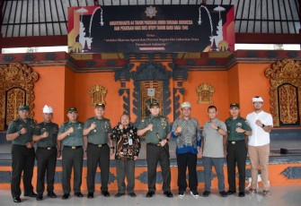 Pangdam XVI/Pattimura Mayjen TNI Syafrial bersama Parisada Hindu Dharma Indonesia Maluku, Kamis (31/8)