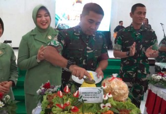 Danrem 071 Wijayakusuma Kolonel Czi Mohammad Andhy Kusuma saat potong tumpeng HUT ke-62 Korem 071/Wijayakusuma, Jum'at (1/9)
