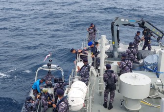 KRI Panah-626 saat evakuasi korban kecelakaan laut di perairan Halmahera Selatan, Jum'at (1/9)