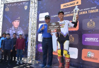 Danlantamal V Laksamana Pertama TNI Eko Wahjono saat memberikan trophy hadiah, Minggu (3/9)