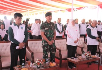 Danmenarmed 2 Kostrad Kolonel Arm Joko Setiyo Kurniawan bersama Gubernur Jatim Khofifah Indar Parawansa, asrama militer Yonarmed 1 Roket Singosari, Senin (4/9)