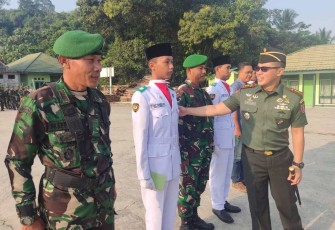 Dandim 0902/Berau Letkol Inf Dony Fatra saat memberikan apresiasi anak prajuritnya berprestasi, Senin (4/9)