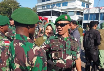 Danrem 081/DSJ Kolonel Inf H. Sugiyono menyambut personel satgas pamtas RI-PNG Yonif 511/DY di Surabaya, Selasa (5/9)