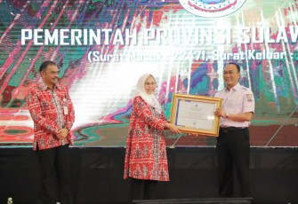 Pj Gubernur Sulbar Prof Zudan Arif Fakrulloh saat menerima penghargaan ANRI di The Sunan Hotel Surakarta, Rabu (6/9)