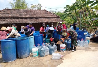 Pendistribusian air bersih di wilayah Pati yang dilanda kekeringan