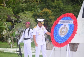 Kepala Staf Koarmada III Laksamana Pertama Singgih Sugiarto saat ziarah dan tabur bunga, Jum'at (8/9)