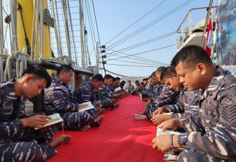 Personel  KRI Bima Suci Gelar Tasyakuran HUT Ke-78 TNI AL