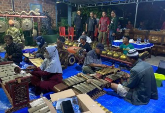 Pangkoarmada III Laksamana Muda TNI Rachmad Jayadi saat mengecek kesiapan pagelaran wayang kulit, Senin (18/9) 