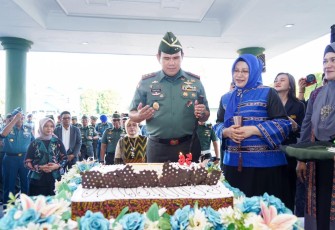 Surprise ulang tahun Pangdam XVI Pattimura Mayjen TNI Syafrial, Senin (18/9) 