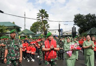 Pangdam XVI/Pattimura Mayjen Syafrial saat disambut prajuritnya di Korem 151/Binaiya, Selasa (19/9)