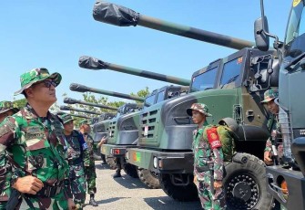 Danmenarmed 2 Kostrad Kolonel Arm Joko Setiyo Kurniawan saat pengecekan kesiapan prajuritnya dalam UST Rai Yonarmed 12 Kostrad di Ngawi, Rabu (30/9)