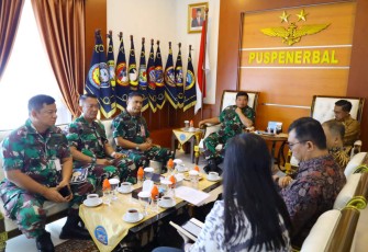 Komandan Puspenerbal Terima Kunjungan Kerja Pejabat PT Dirgantara Indonesia 