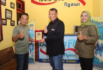 Kabid Humas Polda Jatim Kombes Dirmanto saat memberikan cenderamata di radio Bahana 104,5 FM Ngawi, Jum'at (22/9)
