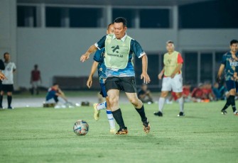 Pangkoopsud I Marsda TNI Bambang Gunarto saat mengolah si kulit bundar dalam ajang pertandingan sepakbola sinergitas gabungan TNI se-DKI Jakarta melawan BPK RI FC di stadion Madya Senayan, Jakarta, Jum'at (22/9)