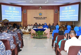 Danlantamal V Laksamana Pertama TNI Eko Wahjono saat memberikan pengarahan di Lanal Yogyakarta 