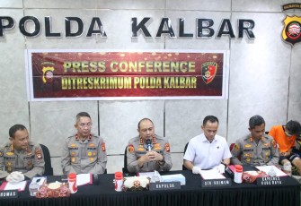 Kapolda Kalbar Irjen Pol Pipit Rismanto saat memberikan keterangan pers, Selasa (26/9)