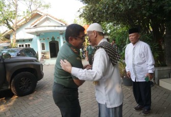 Danrem 064/MY Brigjen TNI Tatang Subarna bersilaturahmi dengan KH Embay Mulya Syarief, Senin (25/9)