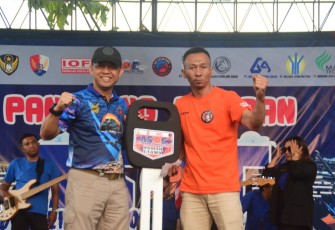 Danlanud Adi Soemarmo Marsma TNI Ridha Hermawan saat memberikan hadiah pemenang, Minggu (1/10)