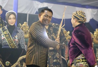 Marsma TNI Wastum saat menyerahkan wayang kulit