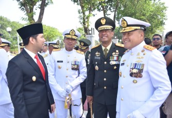 Sambut HUT Ke-78 TNI dengan  ziarah di TMP Sepuluh November