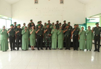Dandim 1001/HSU-BLG Letkol Inf Dhuwi Hendradjaja foto bersama prajuritnya usai pelantikan kenaikan pangkat, Jum'at (6/10) 