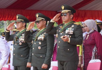 Pangkostrad Letjen TNI Maruli Simanjuntak (kanan) saat upacara HUT Ke-78 TNI di Jakarta, Kamis (5/10)