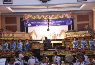 Pagelaran wayang kulit meriahkan HUT Ke-78 TNI di Koharmatau, Bandung, Jum'at (6/10)