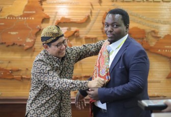 Menteri Desa, Pembangunan Daerah Tertinggal, dan Transmigrasi Abdul Halim Iskandar kenalkan batik kepada delegasi pemerintah Rwanda Kabera Godfrey beserta jajaran, di ruang kerja, Senin 09/10/23