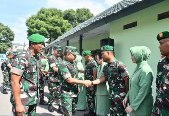 Kasad Jenderal TNI Dudung Abdurachman menyalami prajuritnya di Korem 143/HO, Rabu (11/10)