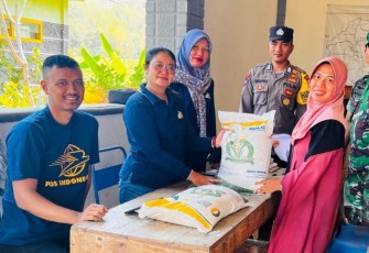 Penyaluran bantuan pangan di wilayah desa binaan 