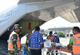 Skuadron Udara 600 Wing Udara 2 Puspenerbal saat evakuasi medis udara salah satu peserta jambore Pramuka di Bawean, Gresik Jatim, Selasa (17/10) 