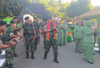 Pangdam XVI/Pattimura Mayjen Syafrial mengunjungi prajuritnya di Kodim 1509/Labuha, Selasa (17/10)