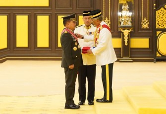 Kasad Jenderal TNI Dudung Abdurachman saat menerima Darjah Kehormatan Panglima Gagah Angkatan Tentera dari Kerajaan Malaysia, Kuala Lumpur Malaysia, Selasa (17/10) 
