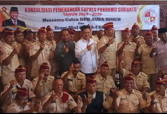 Tomi Gandhi Sasongko (baju putih tengah) Berkonsolidasi bareng Team Aksi Politik Menangkan Prabowo Subianto jadi Presiden RI di Pemilu 2024.
